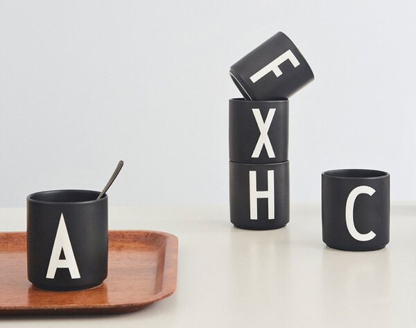 Design Letters Hrnček s písmenom C, black