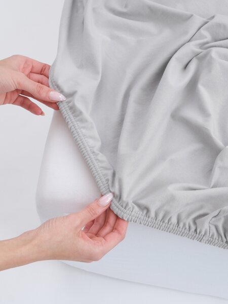 Jersey prostěradlo do postýlky s elastanem 70 × 140 cm – světle šedé