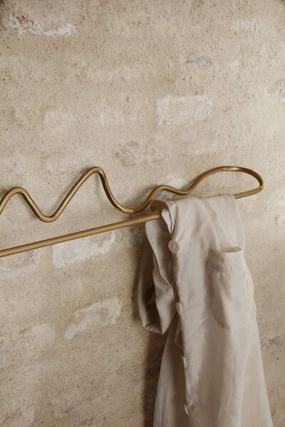 Ferm Living Vešiak na uteráky Curvature, brass