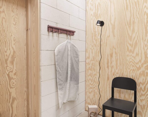 Muuto Vešiak Coil, 100 cm, plum