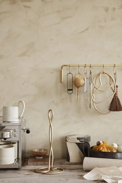 Ferm Living Držiak na kuchynské utierky Curvature, brass