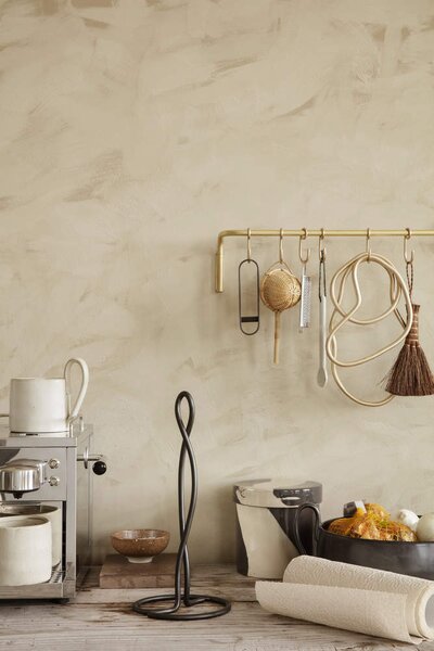 Ferm Living Držiak na kuchynské utierky Curvature, black brass