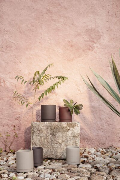 Ferm Living Kvetináč Sekki M, charcoal