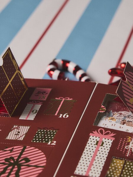 Sinsay - Vianočný adventný kalendár s voňavými produktmi 24 pack - červená