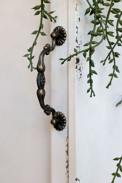 Krémová antik nástenná drevená skrinka s dvierkami Chantal - 35*19*50 cm - Chic Antique