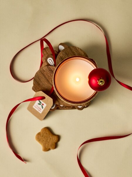Sinsay - Vianočná voňavá sviečka s návlekom s perníčkovými panáčikmi Gingerbread Cookies - béžová