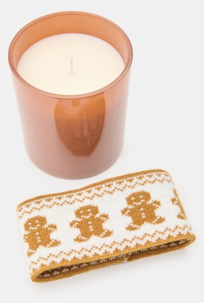 Sinsay - Vianočná voňavá sviečka s návlekom s perníčkovými panáčikmi Gingerbread Cookies - béžová