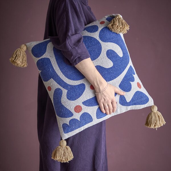 Vankúš z recyklovanej bavlny Eviaya Blue 45 × 45 cm