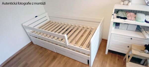 MAXMAX Detská posteľ z masívu borovice TOMÁŠ II s prístelkou a šuplíkmi - 200x90 cm - biela
