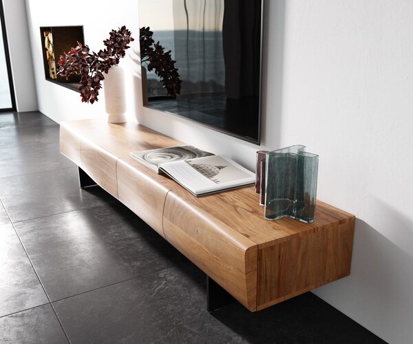 DELIFE TV stolík New Live-Edge 200 cm akácia prírodná 4 dvierka závesná kov čierna