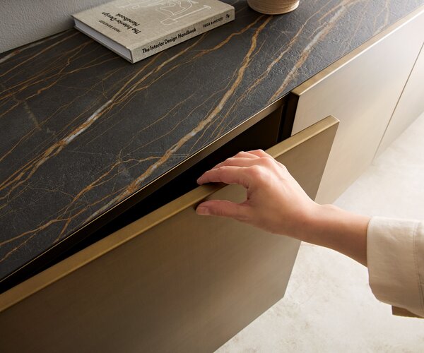 DELIFE Komoda Kazu 220 cm metalická zlatá 4 dvierka závesná kov čierna keramika Laminam®Noir Desir hnedá