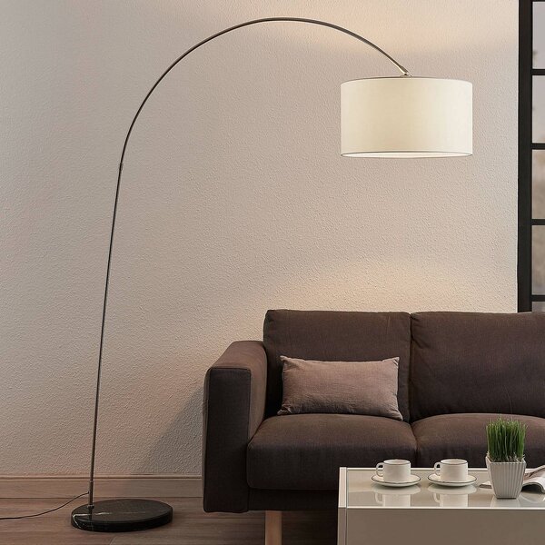 Lindby Oblúková stojaca lampa Belinda s bielym tienidlom, Hliník / sivá / zinok, Obývacia izba / jedáleň, Textil / látka / hodváb, Moderný, Oblúková stojaca lampa