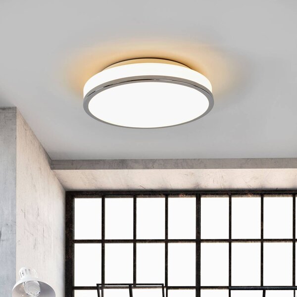 Lindby stropné LED svetlo Lyss, Ø 28 cm, chrómová farba, IP44, Biela / opálová, Kúpeľňa, Sklo, Moderný, Závesné svietidlo