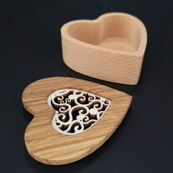 AMADEA Drevená krabička v tvare srdca, masívne drevo s vkladom z topoľovej preglejky, 8x8x3 cm