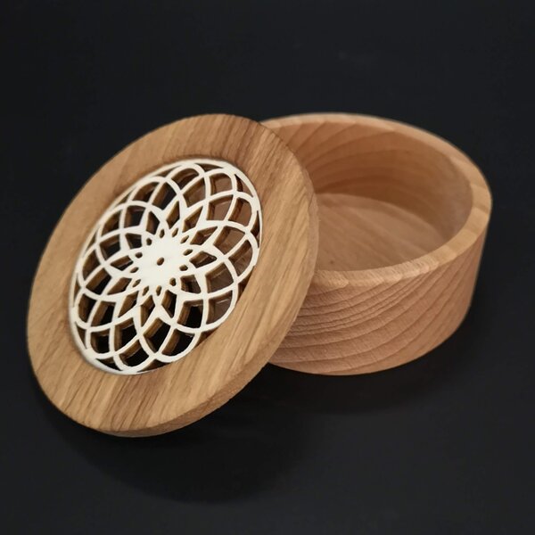 AMADEA Drevená krabička guľatá, masívne drevo s vkladom z topoľovej preglejky v tvare mandaly, 8x3 cm