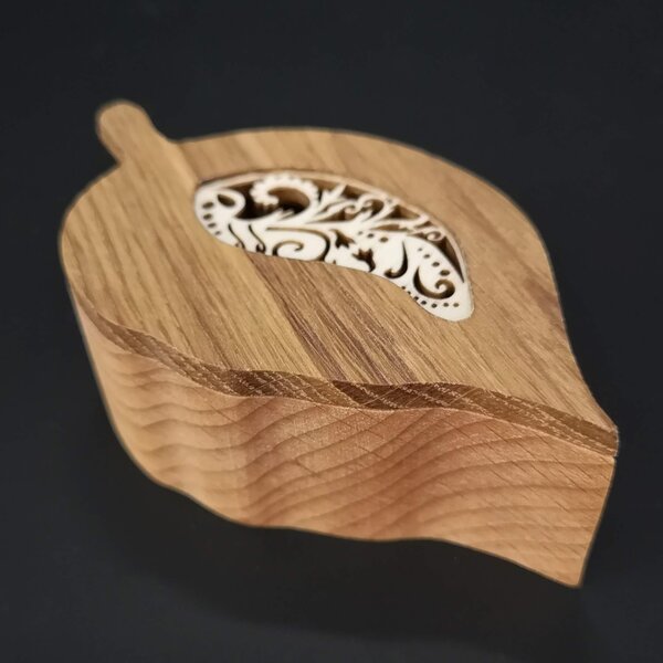 AMADEA Drevená krabička v tvare listu, masívne drevo s vkladom z topoľovej preglejky, 11x6x3 cm