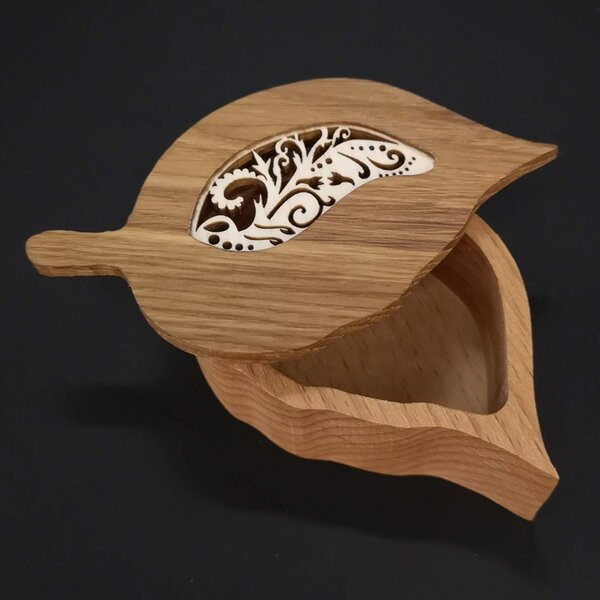 AMADEA Drevená krabička v tvare listu, masívne drevo s vkladom z topoľovej preglejky, 11x6x3 cm