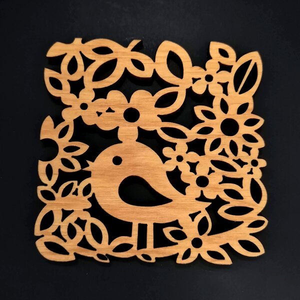 AMADEA Drevený podtáček hranatý s vtáčikom, masívne drevo, 9x9 cm