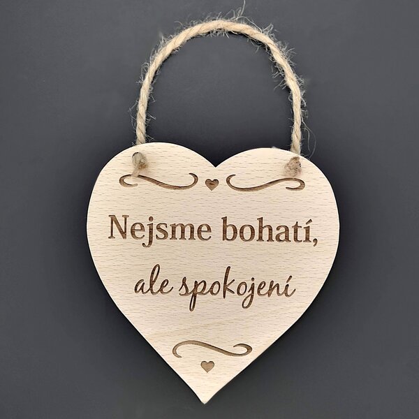 AMADEA Drevené srdce s textom Nie sme bohatí, ale spokojní, masívne drevo, 16 x 15 cm