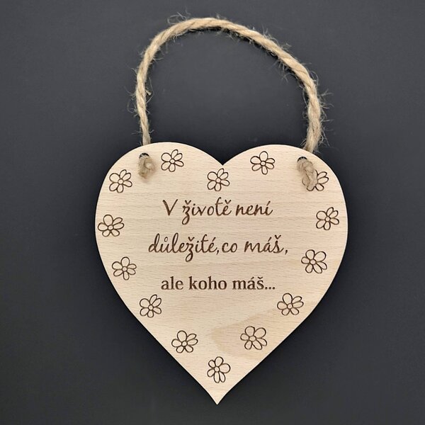 AMADEA Drevené srdce s textom V živote nie je dôležité, čo máš, ale..., masívne drevo, 16 x 15 cm
