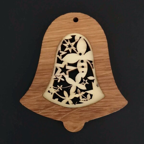 AMADEA Drevená ozdoba z masívu s vkladom - zvonček s ornamentom 8 cm