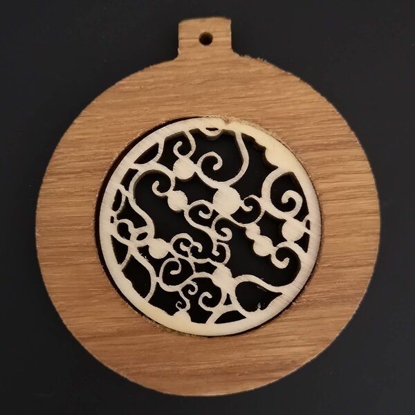 AMADEA Drevená ozdoba z masívu s vkladom - guľa s ornamentom 8 cm