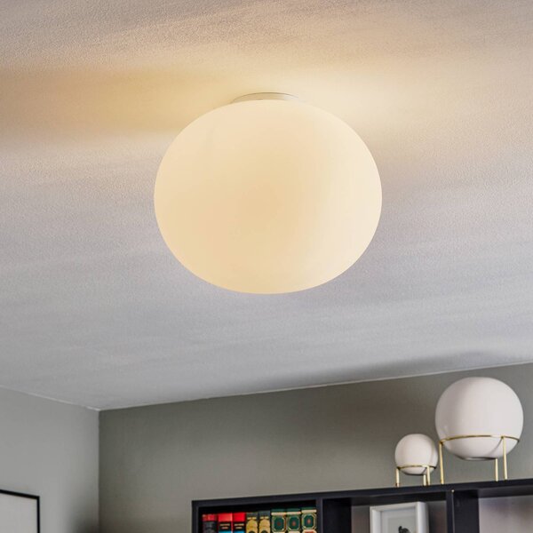 FLOS Glo-Ball - guľové stropné svietidlo 33 cm, Biela / opálová, Obývacia izba / jedáleň, Sklo, Dizajn, Závesné svietidlo