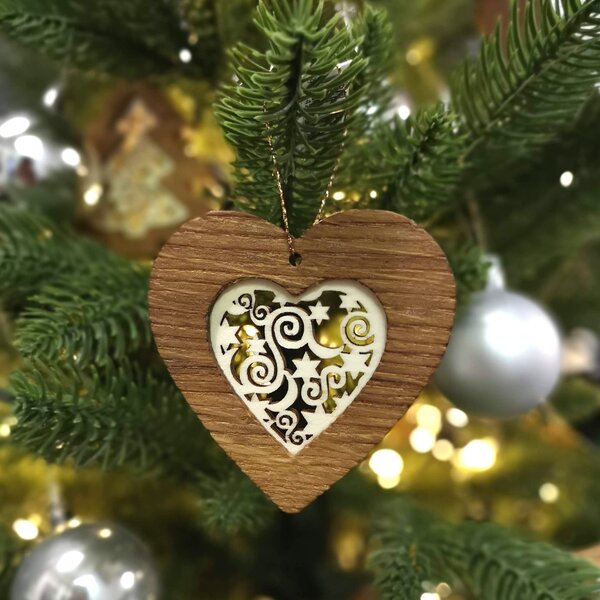 AMADEA Drevená ozdoba z masívu s vkladom - srdce s ornamentom 7 cm