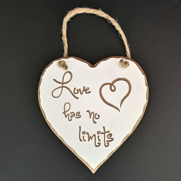 AMADEA Drevená dekorácia srdca s rytým textom Love has no limits 16 cm