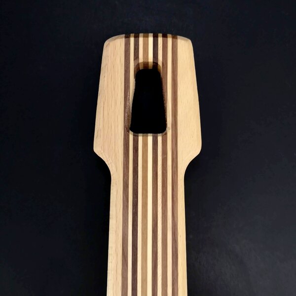 AMADEA Drevená doštička s drážkou v tvare gitary, masívne drevo, 42x20x2 cm