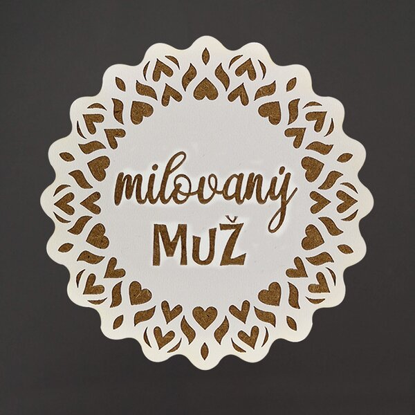 AMADEA Drevený podtácok okrúhly text "milovaný muž", priemer 10,5 cm, český výrobok