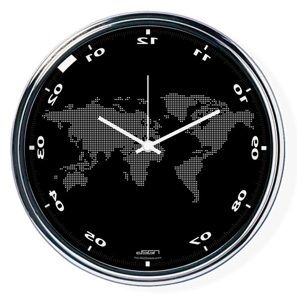 Čierne zvisle zrkadlené hodiny s mapou