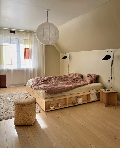 Dvojlôžková posteľ z borovicového dreva s roštom 180x200 cm Ziggy – Karup Design