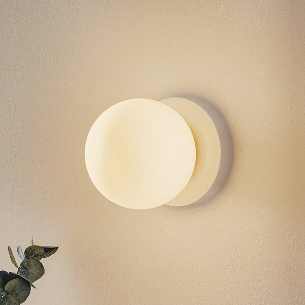 EMIBIG LIGHTING Nástenné svetlo Minerva K1, biele, Ø 15 cm, sklo/kov, Biela / opálová, Chodba, kov, Nástenné svietidlo