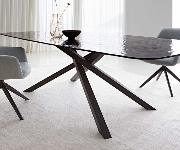 DELIFE Jedálenský stôl Edge zaoblený 240x120 reliéfne sklo dymovo čierna 3D dizajn krížová podstava hranatý čierna