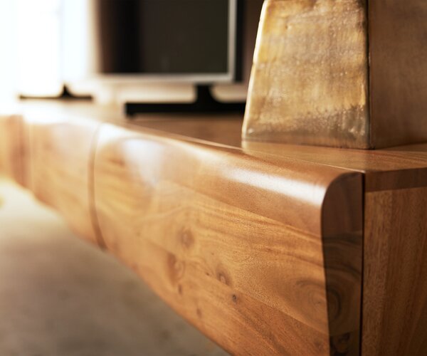 DELIFE TV stolík New Live-Edge 240 cm akácia prírodná 4 zásuvky závesný