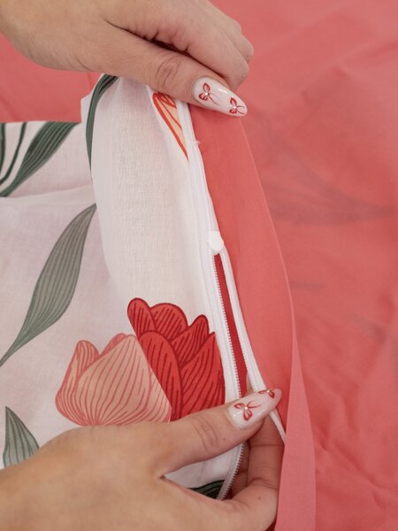 Bavlnená obliečka na vankúš Renforcé 40 × 60 cm - Kvety tulipánov červené