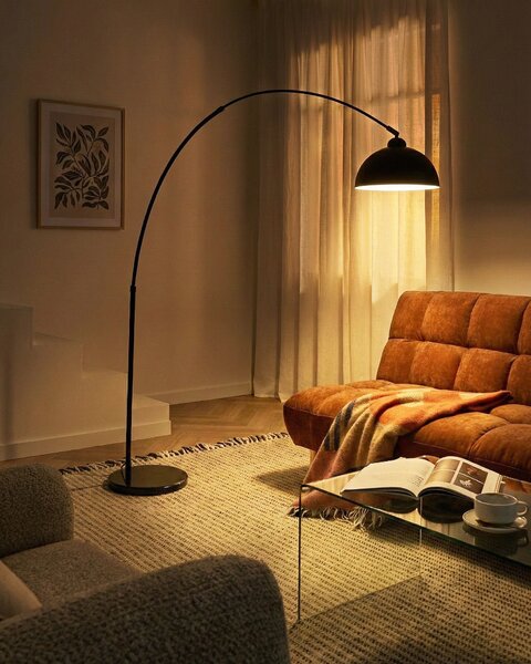Stojaca lampa čierna mramorový podstavec kovová konštrukcia nastaviteľné tienidlo moderný štýl obývacia izba spálňa
