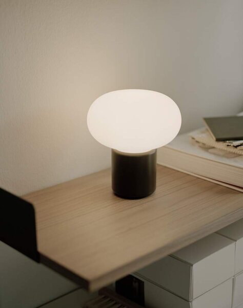New Works Prenosná stolná lampa Karl-Johan, forest green 22010