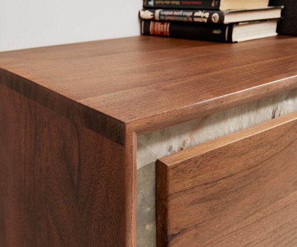 DELIFE TV stolík Stonegrace 240 cm akácia hnedá kamenná dyha 2 dvierka 2 zásuvky 1 priehradka podstava v tvare V čierna