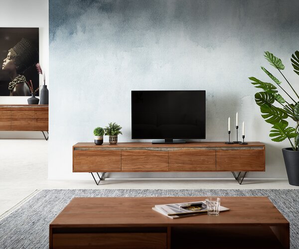 DELIFE TV stolík Stonegrace 220 cm akácia hnedá hrana 4 dvierka podstava v tvare V čierna