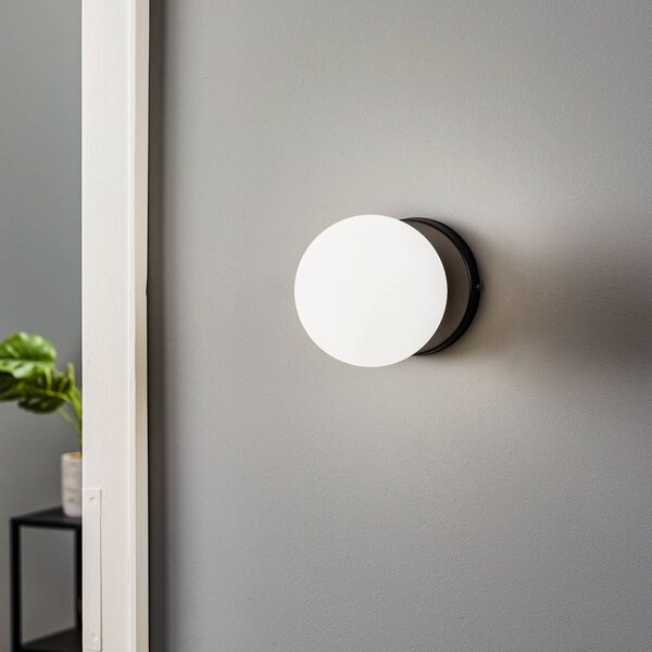 EMIBIG LIGHTING Nástenné svetlo Kiba, čierne/zlaté, tienidlo na lampu sklenená guľa, Čierna, Obývacia izba / jedáleň, Sklo, Moderný, Nástenné svietidlo