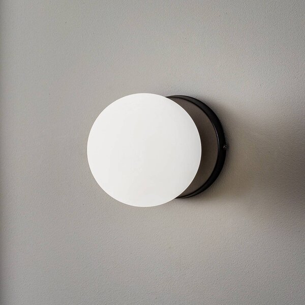 EMIBIG LIGHTING Nástenné svetlo Kiba, čierne/zlaté, tienidlo na lampu sklenená guľa, Čierna, Obývacia izba / jedáleň, Sklo, Moderný, Nástenné svietidlo