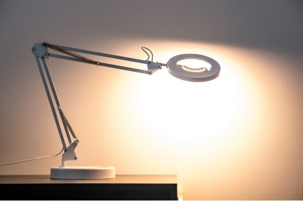Brilagi - LED Stmievateľná stolná lampa s lupou LED/12W/5V 3000/4200/6000K biela