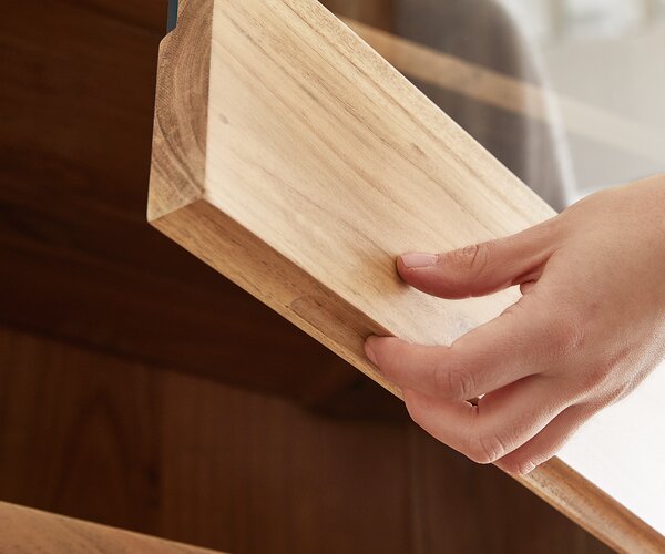 DELIFE Vitrína Live-Edge 60x190 cm akácia prírodná masívny okraj 1 dvierka 2 zásuvky masív