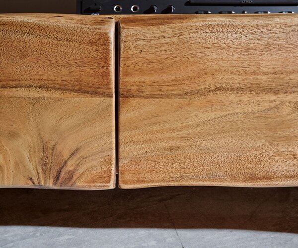 DELIFE TV stolík Live-Edge 230 cm akácia prírodná masívny 4 zásuvky