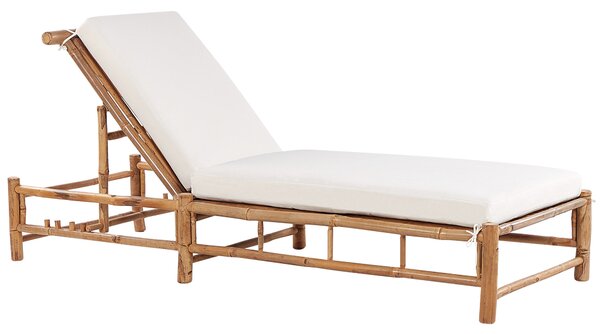 Záhradné ležadlo svetlé bambusové drevo biela poduška nastaviteľné operadlo nábytok na terasu