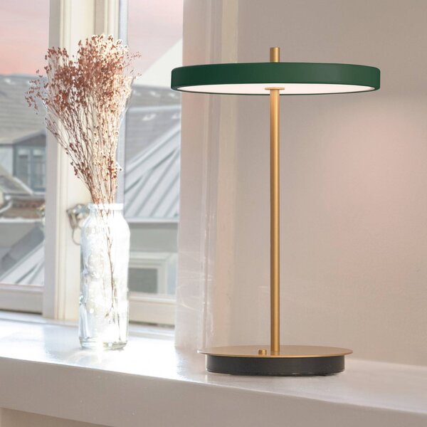 UMAGE LED dobíjacia stolová lampa Asteria Move lesná zelená/mosadz 31cm, Mosadz / zlato, Obývacia izba / jedáleň, kov, Dizajn, Stojacie svietidlo