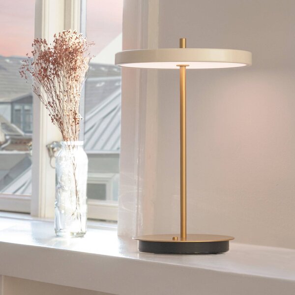 UMAGE LED dobíjacia stolová lampa Asteria Move perleťová biela/mosadz 31cm, Mosadz / zlato, Obývacia izba / jedáleň, kov, Dizajn, Stojacie svietidlo