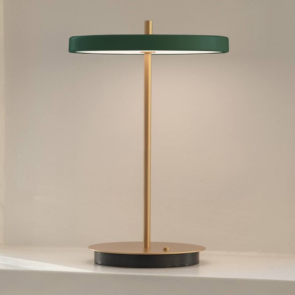 UMAGE LED dobíjacia stolová lampa Asteria Move lesná zelená/mosadz 31cm, Mosadz / zlato, Obývacia izba / jedáleň, kov, Dizajn, Stojacie svietidlo